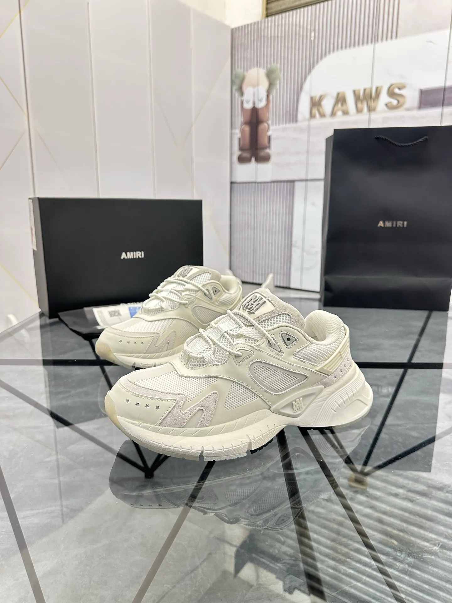 Men's shoes: 💰P720¥ Guangzhou top quality Product trademark: AMIRI* "Amir*" low-top casual shoes Regular size: 39-44 (can be customized to 45) Product materials: upper imported first-layer cowhide stitching original material, breathable lining, original outsole. Number: 525